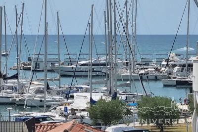 Apartment with a sea view in a great location in Novigrad 1