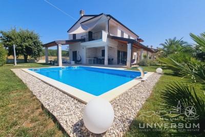 Beautiful house with a pool and a sea view in Novigrad 1