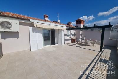 Apartment on the 2nd floor with a garage and an open view of the sea in Novigrad 5