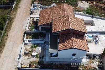 A semi-detached house with a pool and a sea view is for sale in Višnjan 2