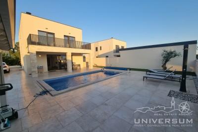 A modern villa with a pool and a view of the sea in the vicinity of Savudrija 3