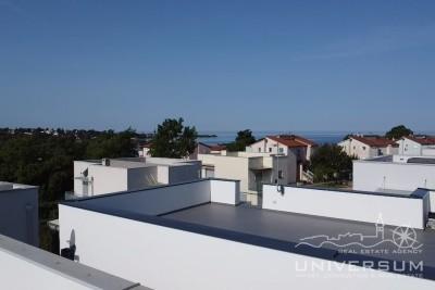 Terraced house with a roof terrace and a view of the sea in the vicinity of Novigrad 1
