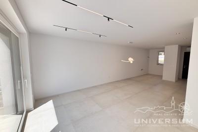 Moderna kuća u nizu 95 m² s dvorištem, 2,5 km od mora u Novigradu 3
