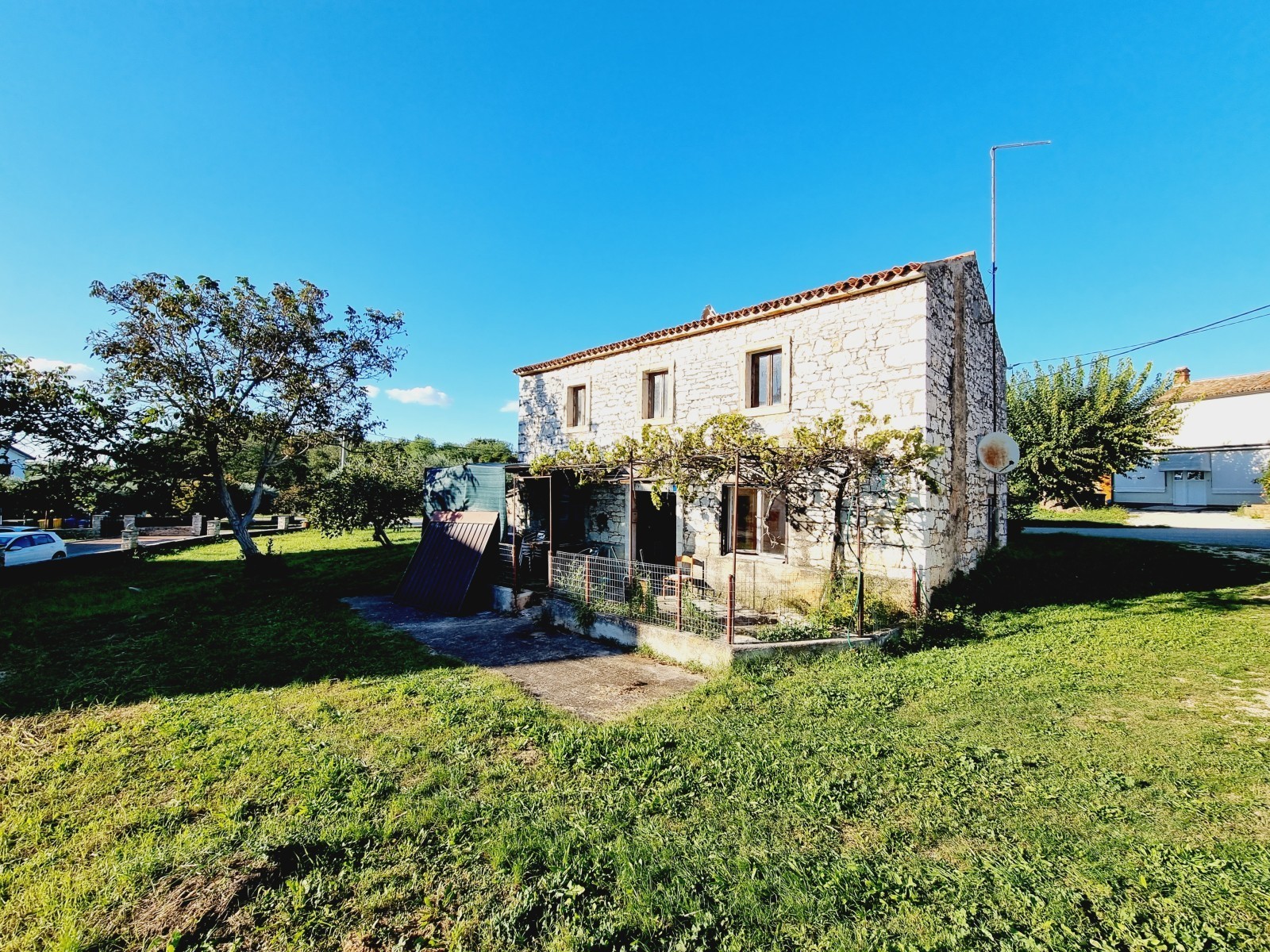 Steinhaus 2,5 km vom Meer entfernt in der Nähe von Umag