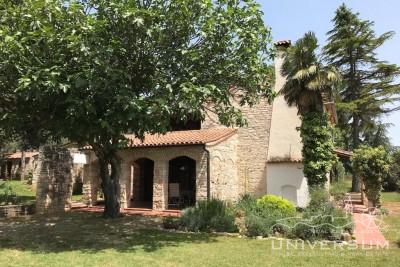 Unique stone villa in Novigrad with a spacious property and building land for the construction of villas