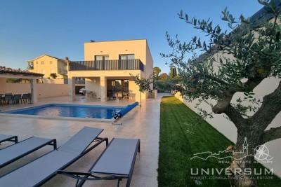 A modern villa with a pool and a view of the sea in the vicinity of Savudrija 1