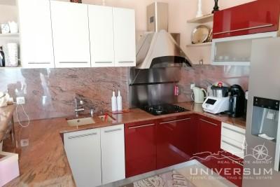 Apartment  with sea view and large terrace in Novigrad 3