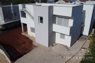 Terraced house with a roof terrace and a view of the sea in the vicinity of Novigrad 2