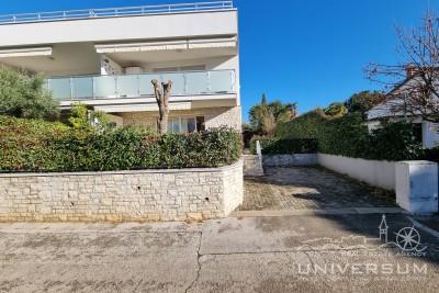 EXCLUSIVE! Apartment in a residential area, only 100m from the sea in Novigrad 2