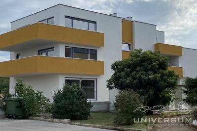 Apartment with garden in a quality new building in Novigrad