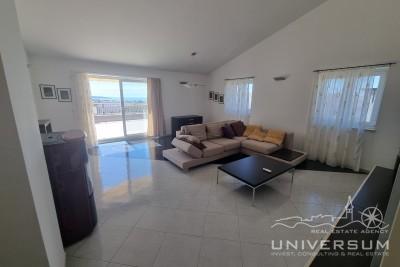 Apartment on the 2nd floor with a garage and an open view of the sea in Novigrad 1