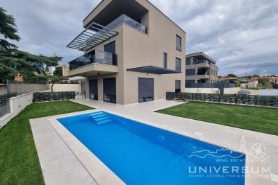 Schönes Wohnhaus mit 4 zweistöckigen Wohnungen und Blick auf das Meer 2