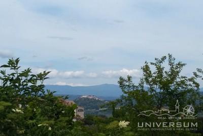 Građevinsko zemljište s pogledom na Motovun, starogradsku jezgru i prirodu u Vižinadi