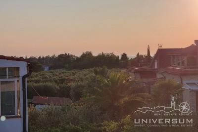 A modern villa with a pool and a view of the sea in the vicinity of Savudrija 4