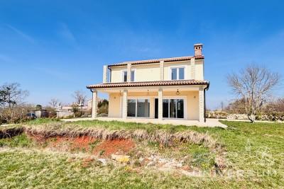Šarmantna vila smještena na prostranom imanju od 10.052 m2 u blizini Pazina. 4