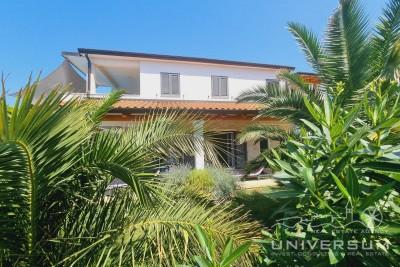 Beautiful house with a pool and a sea view in Novigrad 2