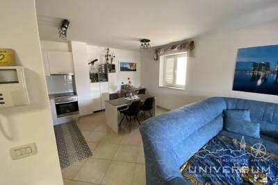 Furnished two-room apartment on the 1st floor with a garage in Novigrad 4