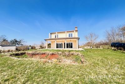 Šarmantna vila smještena na prostranom imanju od 10.052 m2 u blizini Pazina. 3