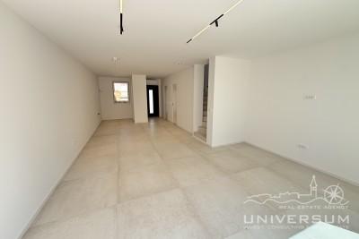 Moderna kuća u nizu 95 m² s dvorištem, 2,5 km od mora u Novigradu 2