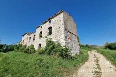 Building land with a dilapidated house near Buje 2