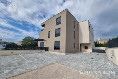 Schönes Wohnhaus mit 4 zweistöckigen Wohnungen und Blick auf das Meer 3