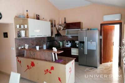 Apartment  with sea view and large terrace in Novigrad 2