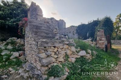 Ruined stone house in Brtonigla 3