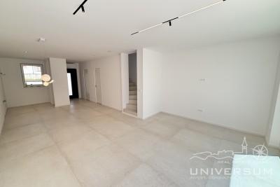 Moderna kuća u nizu 95 m² s dvorištem, 2,5 km od mora u Novigradu 4