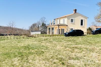 Šarmantna vila smještena na prostranom imanju od 10.052 m2 u blizini Pazina. 1