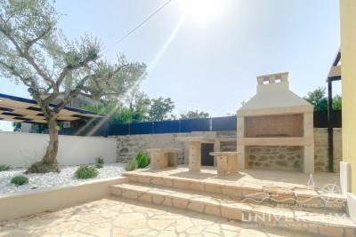 Nice house with swimming pool + 10,000m2 of agricultural land near Brtonigla 4