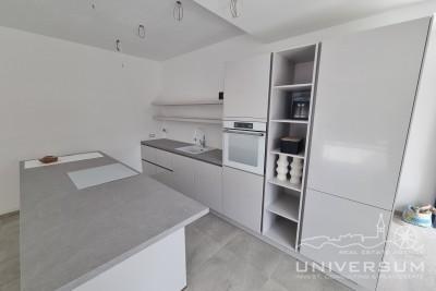 Apartment with swimming pool near the center of Novigrad 1