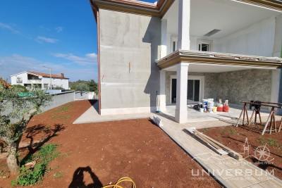 A nice semi-detached house with a swimming pool in the vicinity of Buje 3