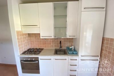 Furnished apartment only 400m from the sea in Novigrad 4