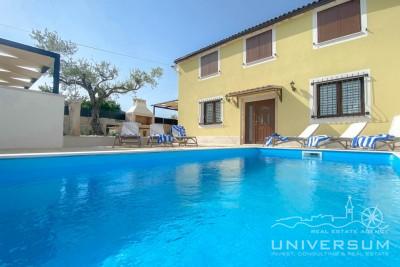 Nice house with swimming pool + 10,000m2 of agricultural land near Brtonigla