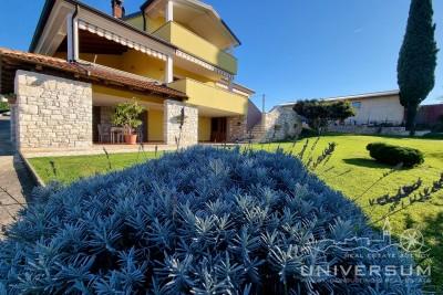 A house that boasts a beautiful view of the sea and a large garden in Brtonigla 4